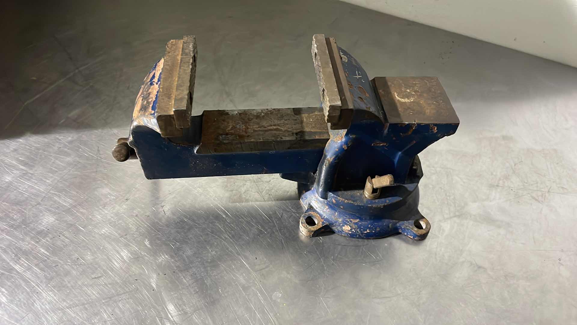 Photo 6 of BENCH VISE 4” JAW WIDTH