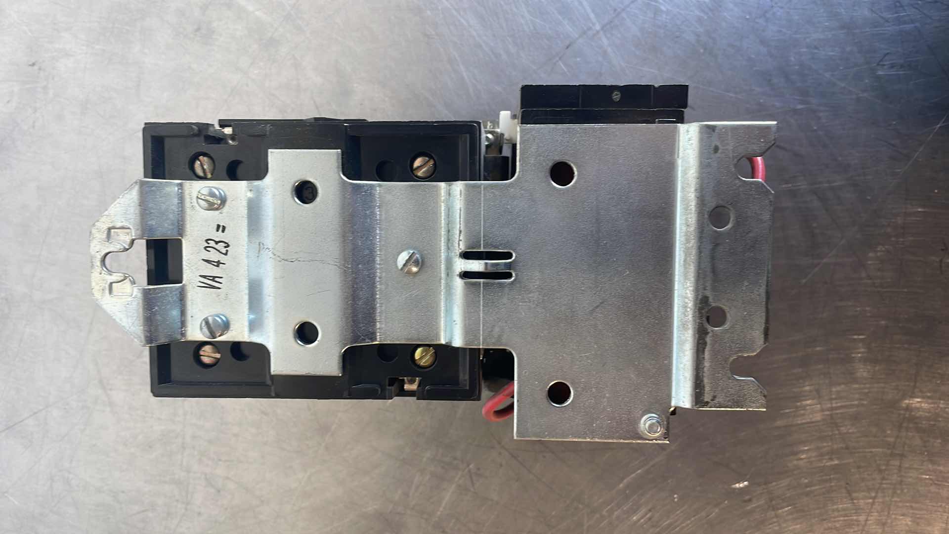 Photo 1 of GE CR305C1 CONTACTOR 3POLE NEMA-1 120V 50/60HZ