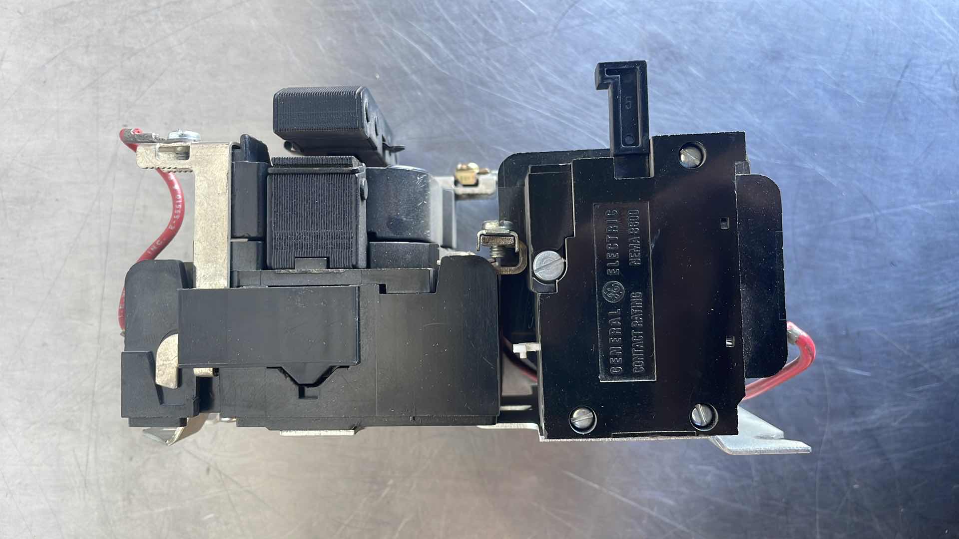 Photo 1 of GE CR305C1 CONTACTOR 3POLE NEMA-1 120V 50/60HZ