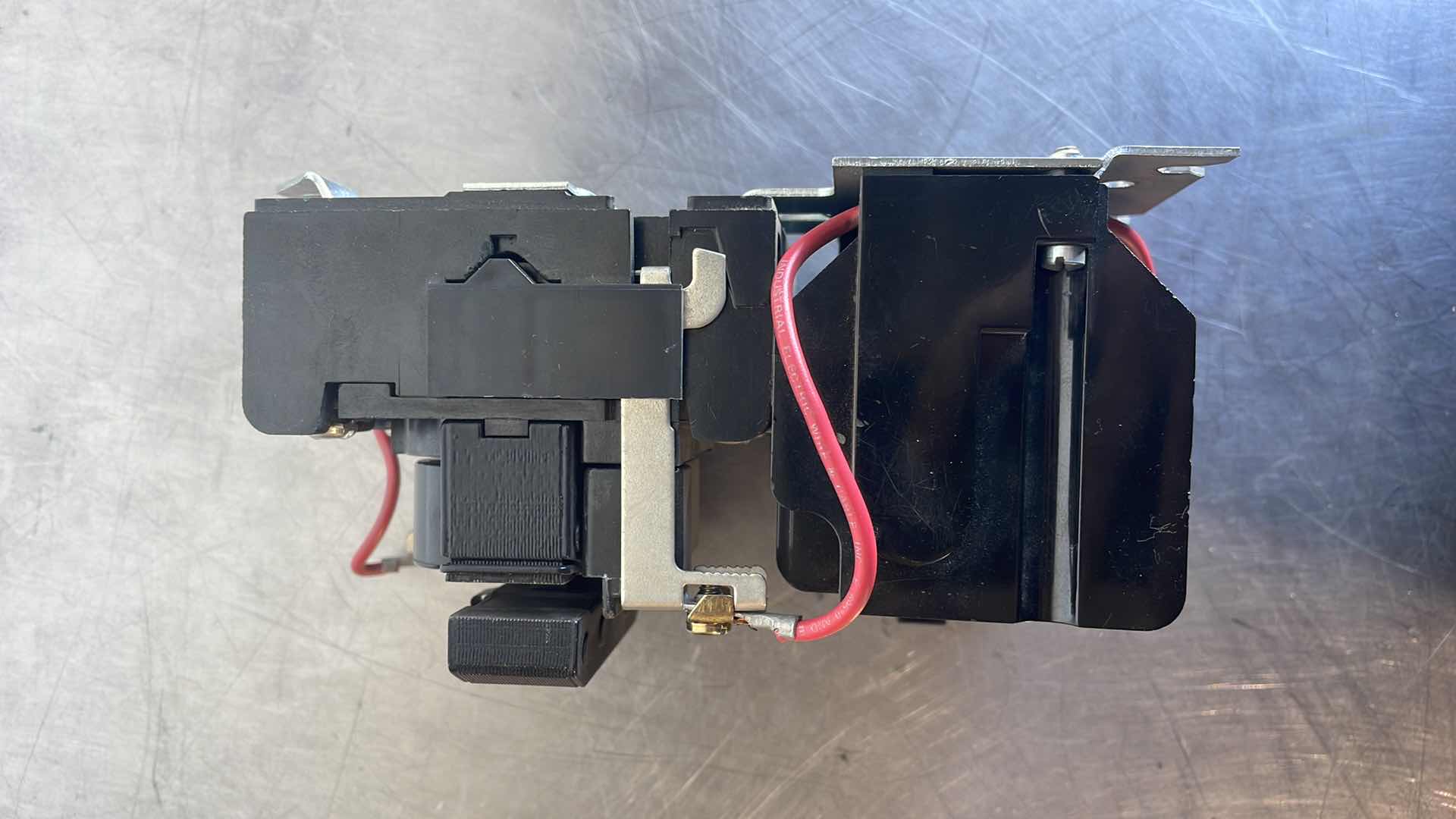 Photo 1 of GE CR305C1 CONTACTOR 3POLE NEMA-1 120V 50/60HZ