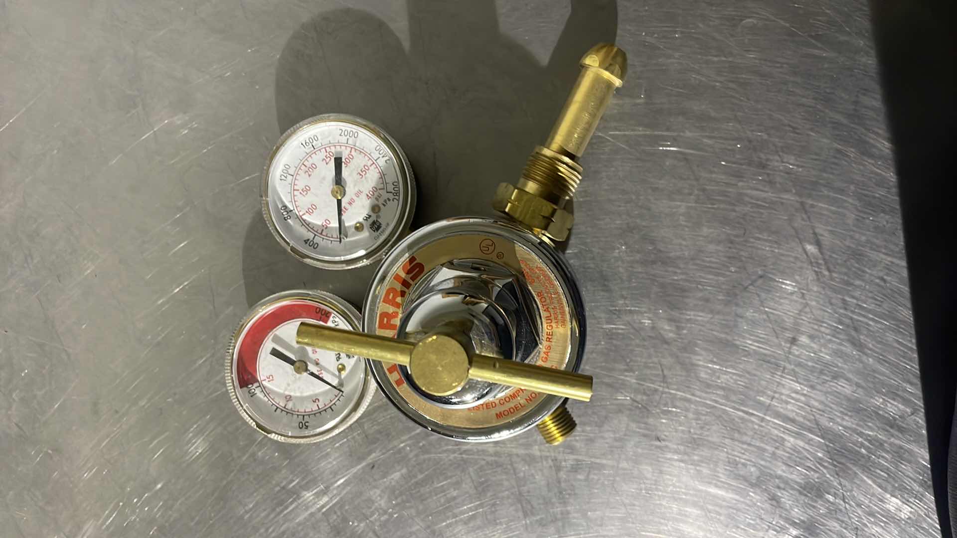 Photo 1 of HARRIS 25-15C 650L COMPRESSED GAS REGULATOR 30/400 PSI W/GAUGES