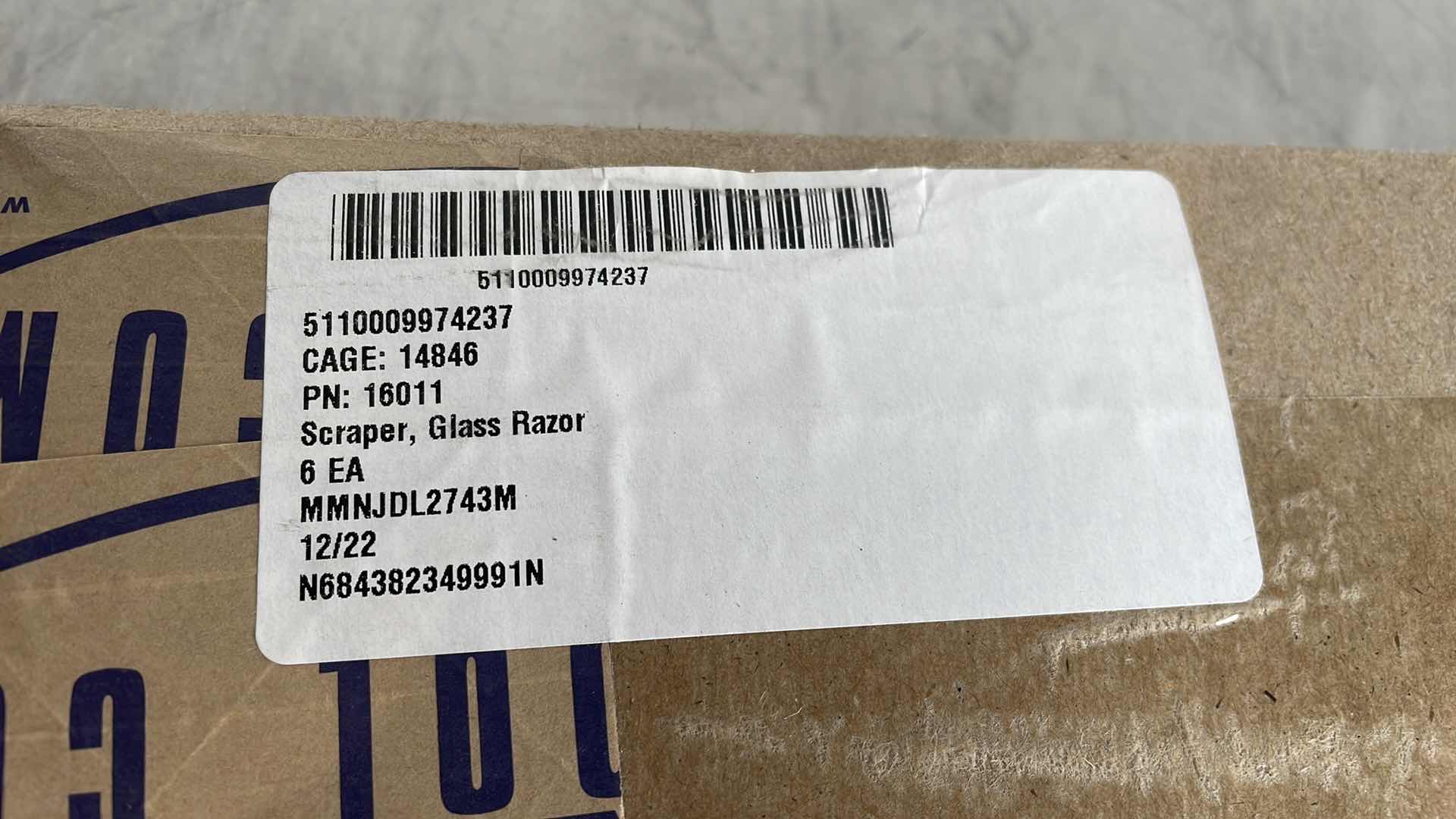 Photo 1 of EXCEL RETRACTABLE GLASS RAZOR SCRAPER USA (6)