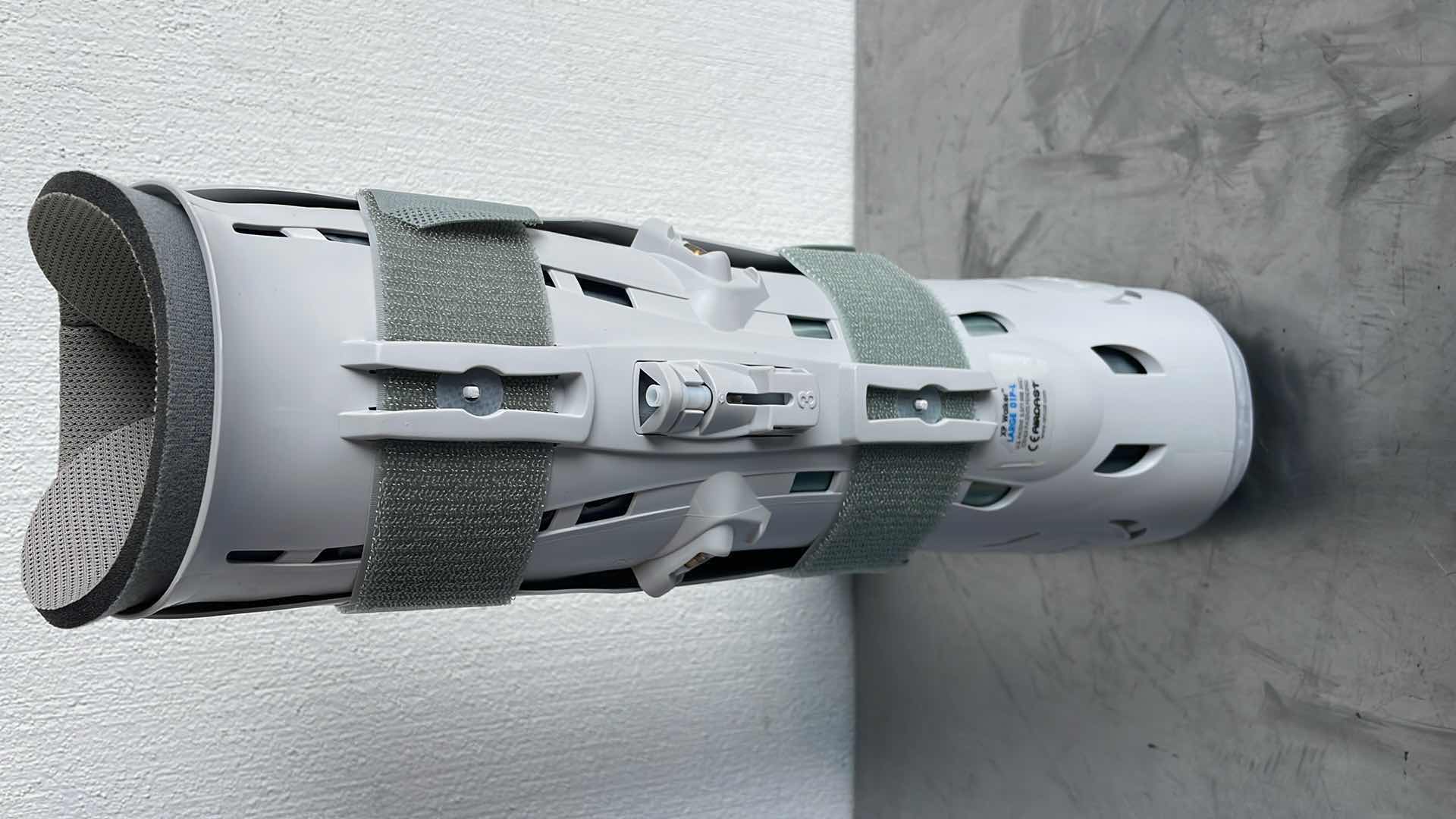 Photo 1 of AIRCAST XP WALKER LARGE 01P-L