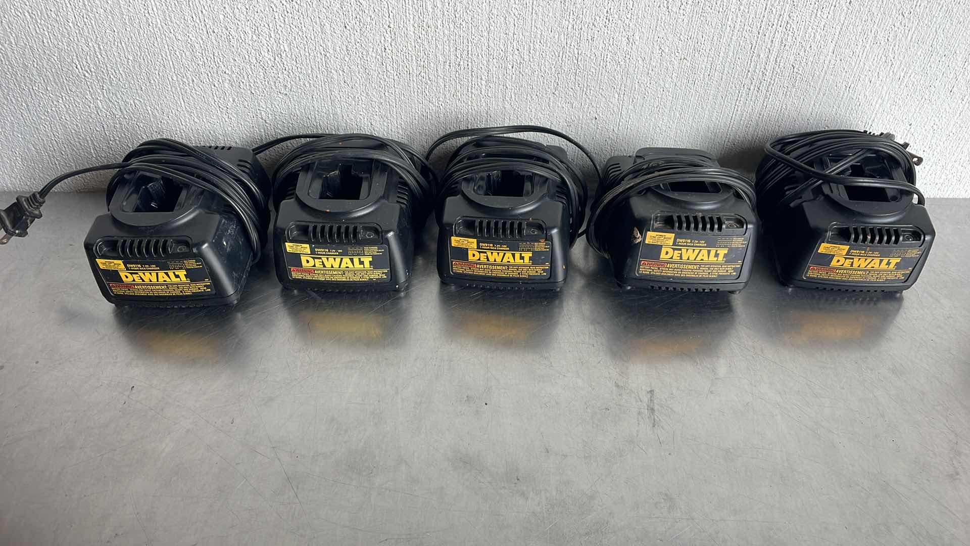 Photo 4 of DEWALT DW9116 1HOUR CHARGER 7.2V-18v (5)