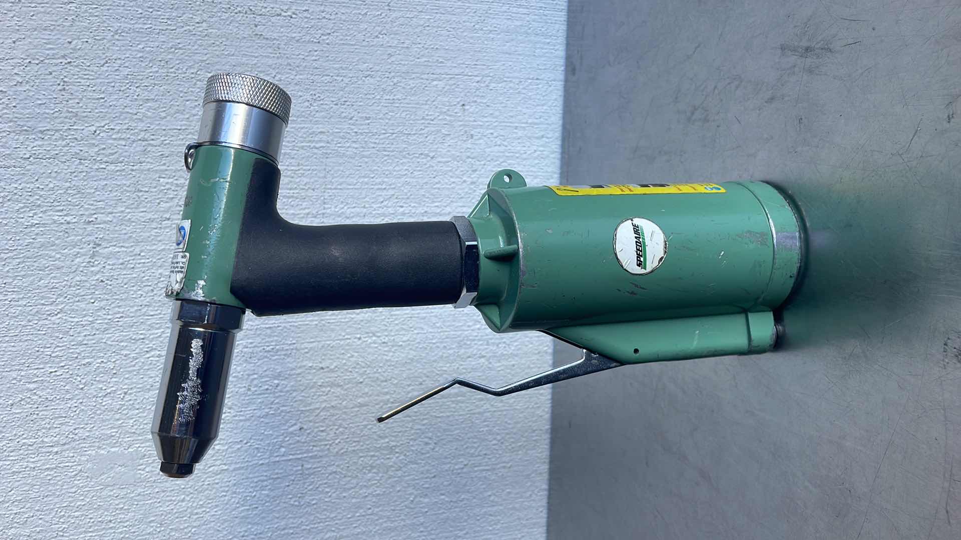 Photo 1 of SPEEDAIR 3CRH3B PNEUMATIC RIVET TOOL 90 PSI, GENERAL DUTY
1983 LBF PULLING FORCE