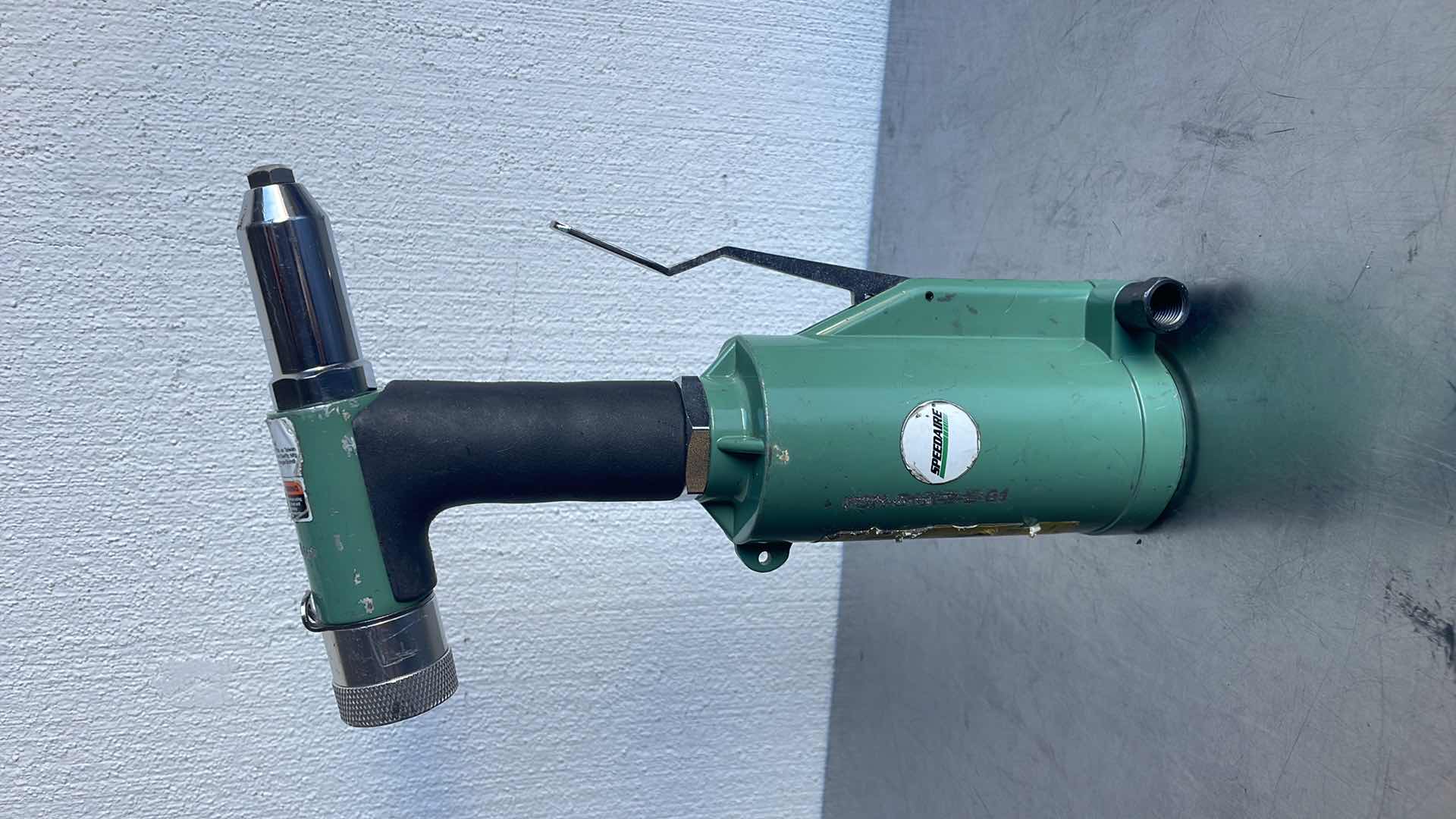 Photo 1 of SPEEDAIR 3CRH3B PNEUMATIC RIVET TOOL 90 PSI, GENERAL DUTY
1983 LBF PULLING FORCE