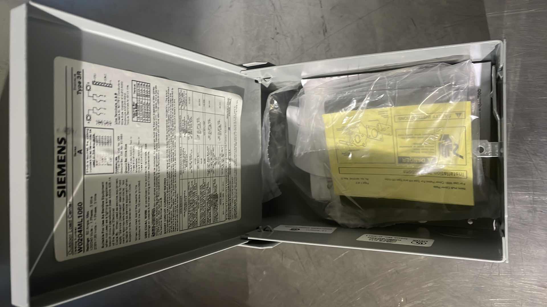 Photo 1 of SIEMENS W0204ML1060 120/240 VAC 60 AMP 1-PHASE 3-WIRE NEMA 3R MAIN LUG LOAD CENTER