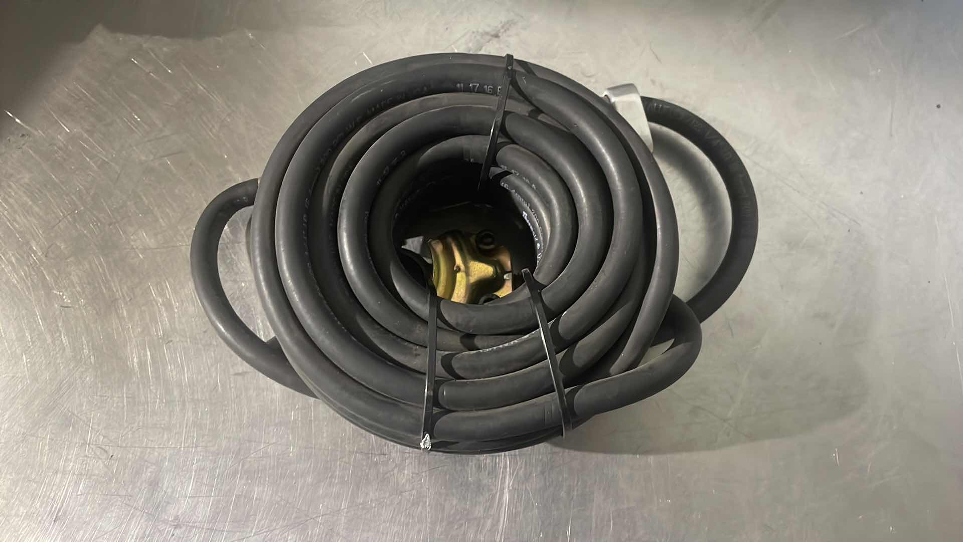 Photo 1 of MILTON S-506 INFLATOR GAUGE W/ 1/4” THERMOLD VALUFLEX 200PSI HOSE & PHILLIPS GLADHAND