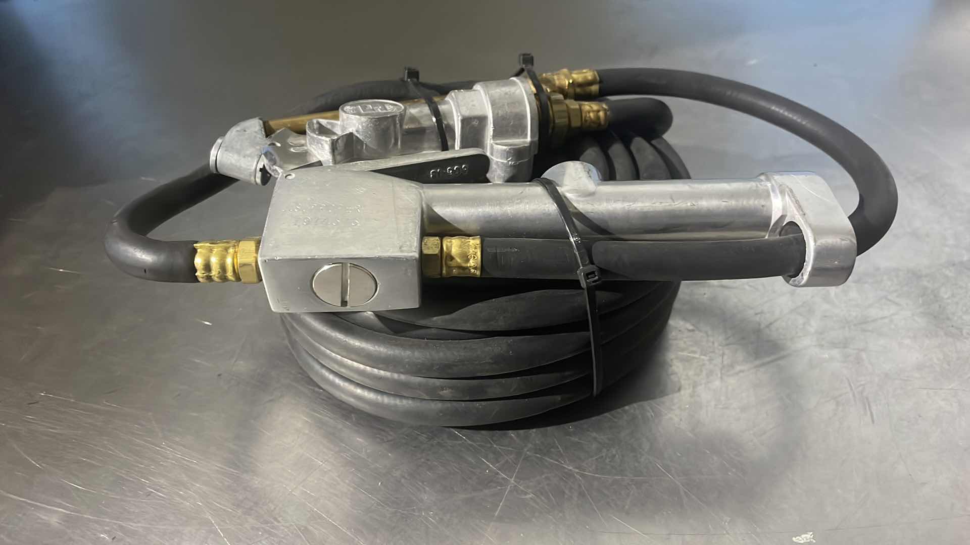 Photo 1 of MILTON S-506 INFLATOR GAUGE W/ 1/4” THERMOLD VALUFLEX 200PSI HOSE & PHILLIPS GLADHAND