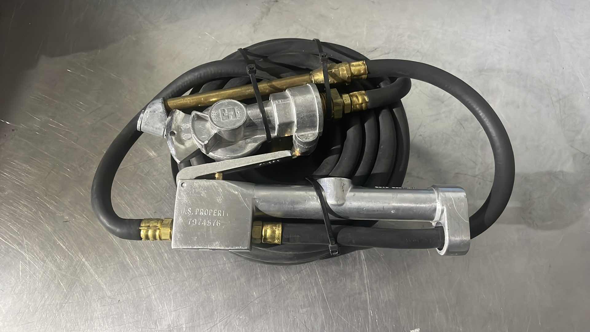 Photo 1 of MILTON S-506 INFLATOR GAUGE W/ 1/4” THERMOLD VALUFLEX 200PSI HOSE & PHILLIPS GLADHAND