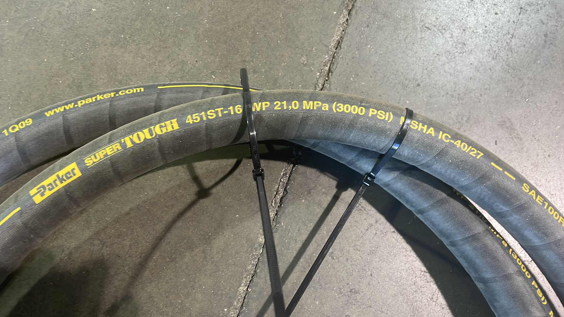 Photo 1 of PARKER SUPER TOUGH HYDRAULIC CONSTANT WORKING PRESSURE HOSE 3000 PSI – 451 HOSE PART # 451ST-16 9’ (2)