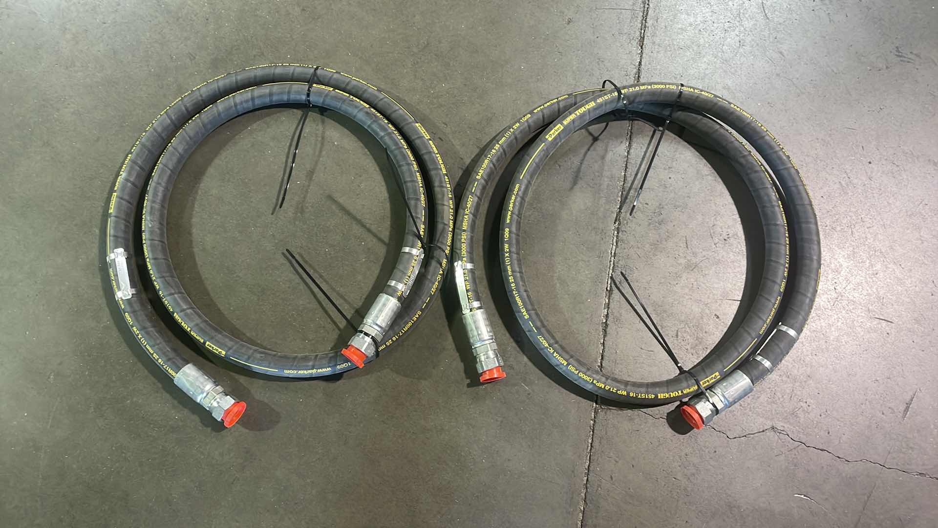 Photo 1 of PARKER SUPER TOUGH HYDRAULIC CONSTANT WORKING PRESSURE HOSE 3000 PSI – 451 HOSE PART # 451ST-16 9’ (2)