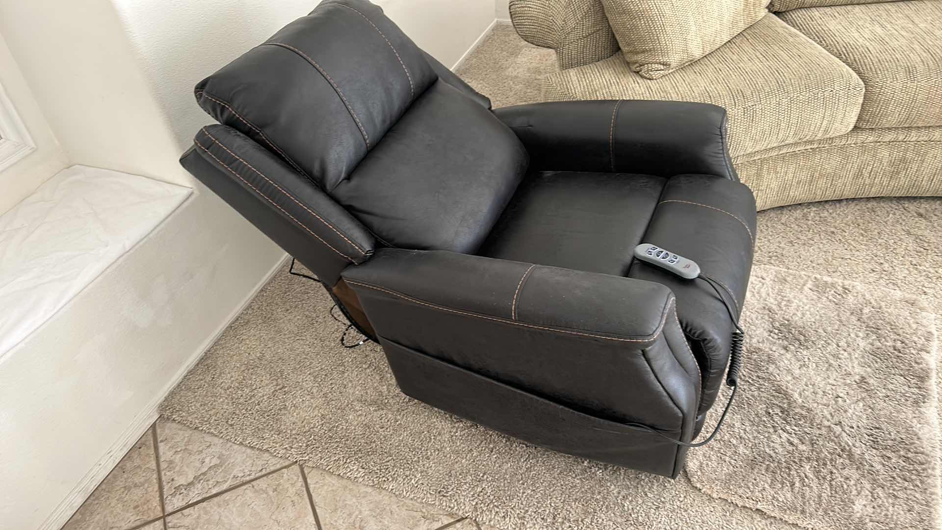 Photo 4 of LIFTING RISING LOUNGE CHAIR