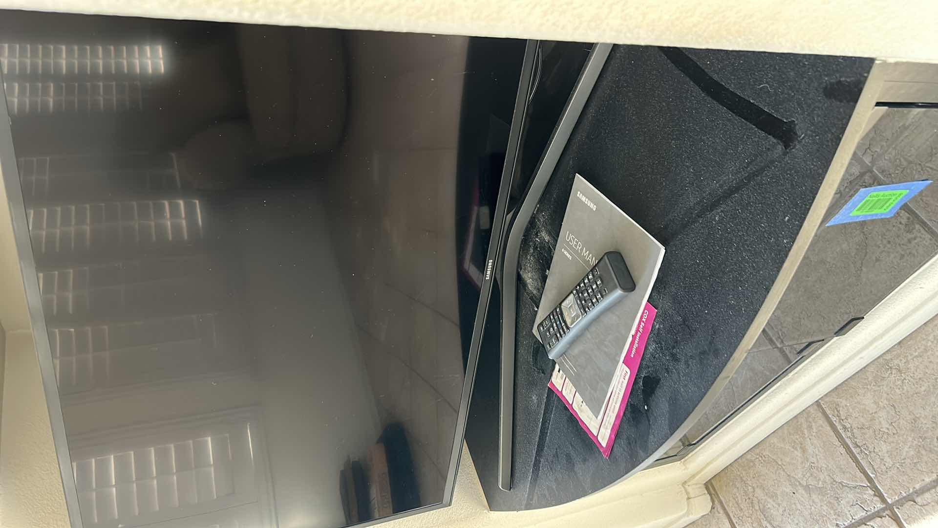 Photo 1 of 39” SAMSUNG TV