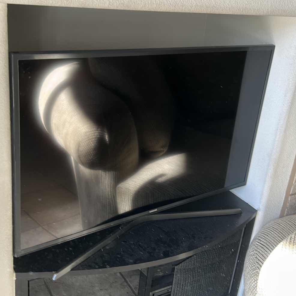 Photo 1 of 39” SAMSUNG TV