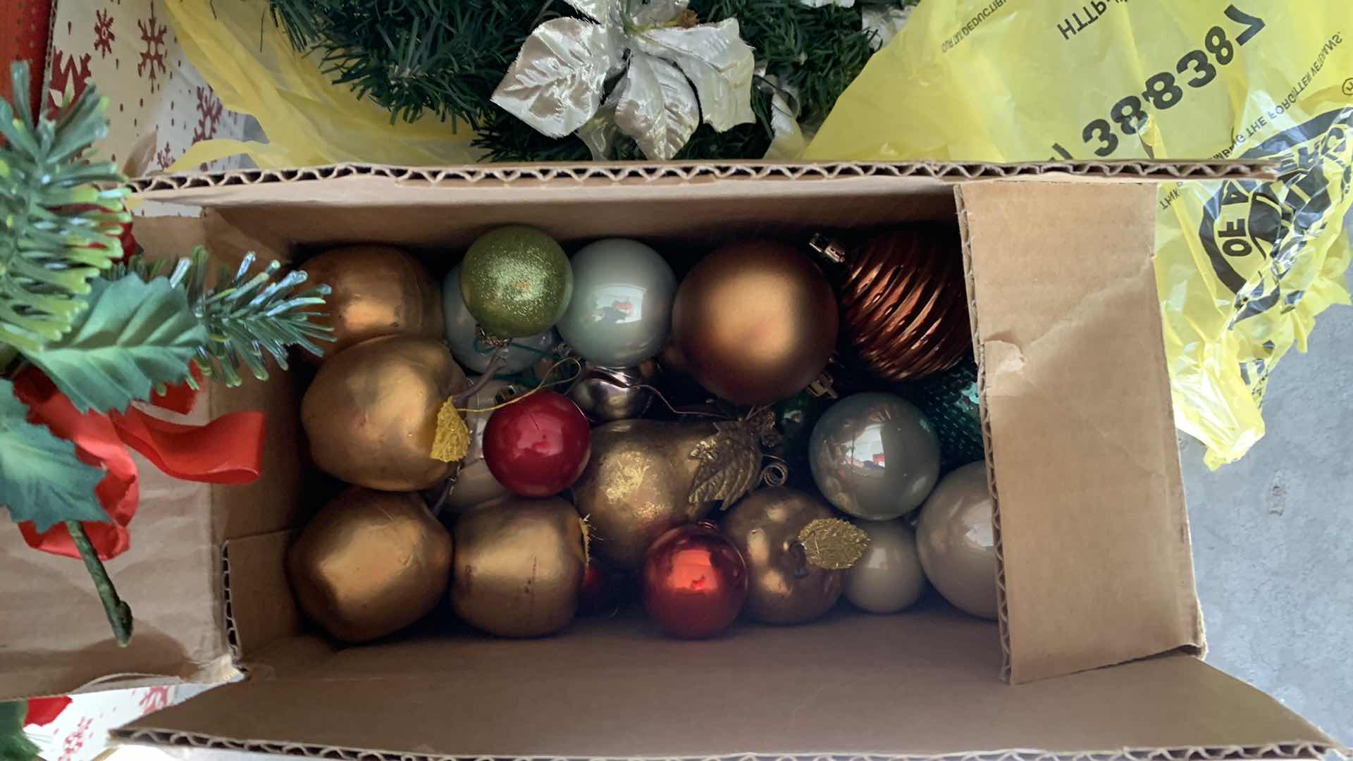 Photo 1 of CHRISTMAS DECOR