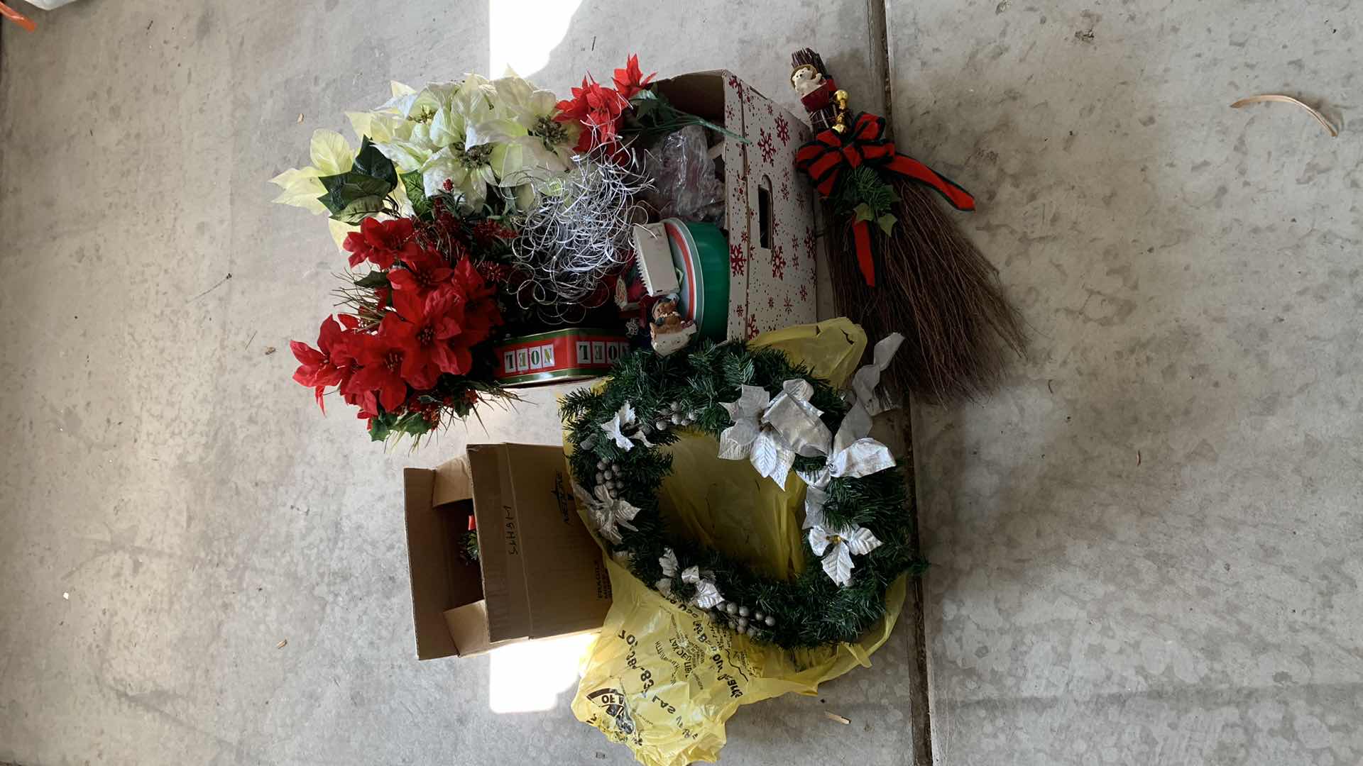 Photo 1 of CHRISTMAS DECOR