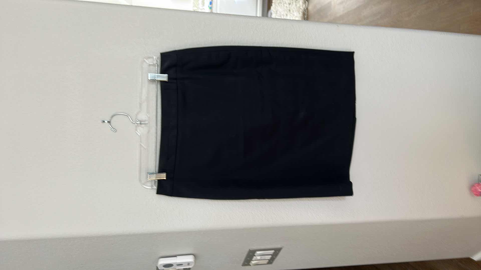 Photo 1 of NEW WOMENS CLOTHING - "LE SUIT" SIZE 6