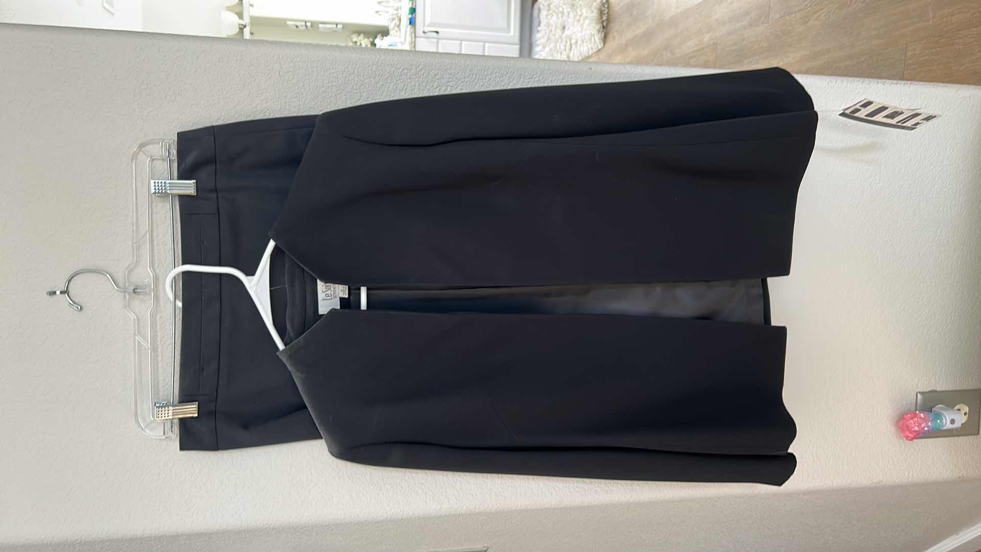Photo 1 of NEW WOMENS CLOTHING - "LE SUIT" SIZE 6