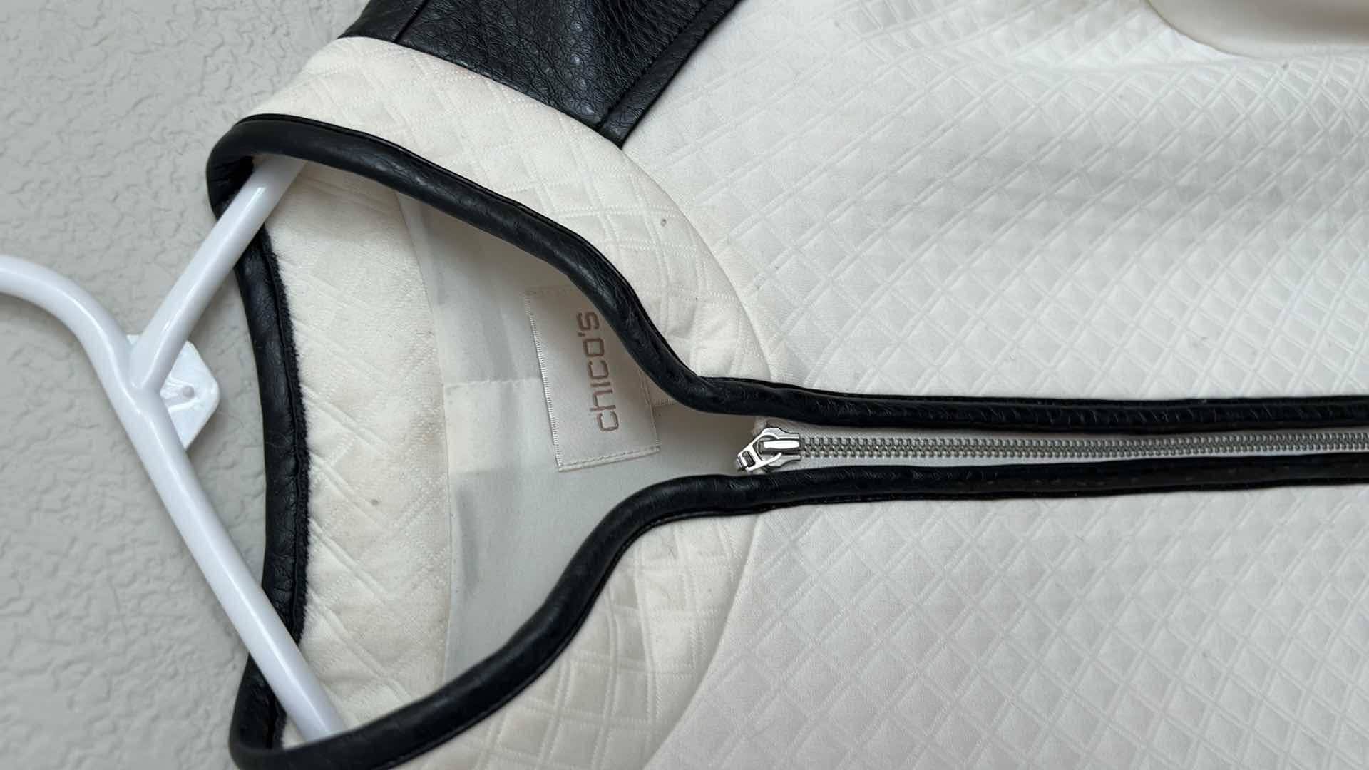 Photo 3 of 2 CHICOS LADIES JACKETS SIZE 1