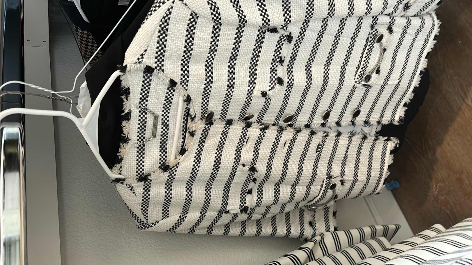 Photo 1 of 7 PIECE WOMENS CLOTHING ASSORTMENT SIZE 6