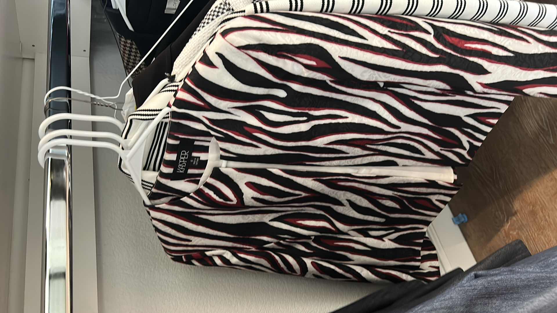 Photo 1 of 7 PIECE WOMENS CLOTHING ASSORTMENT SIZE 6