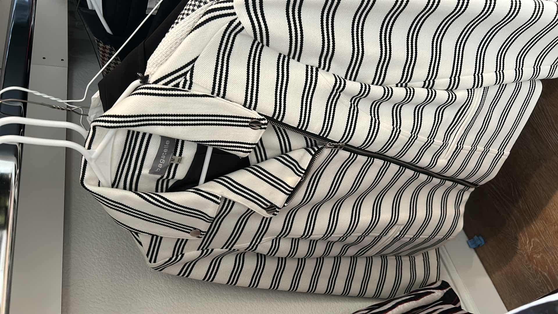 Photo 1 of 7 PIECE WOMENS CLOTHING ASSORTMENT SIZE 6