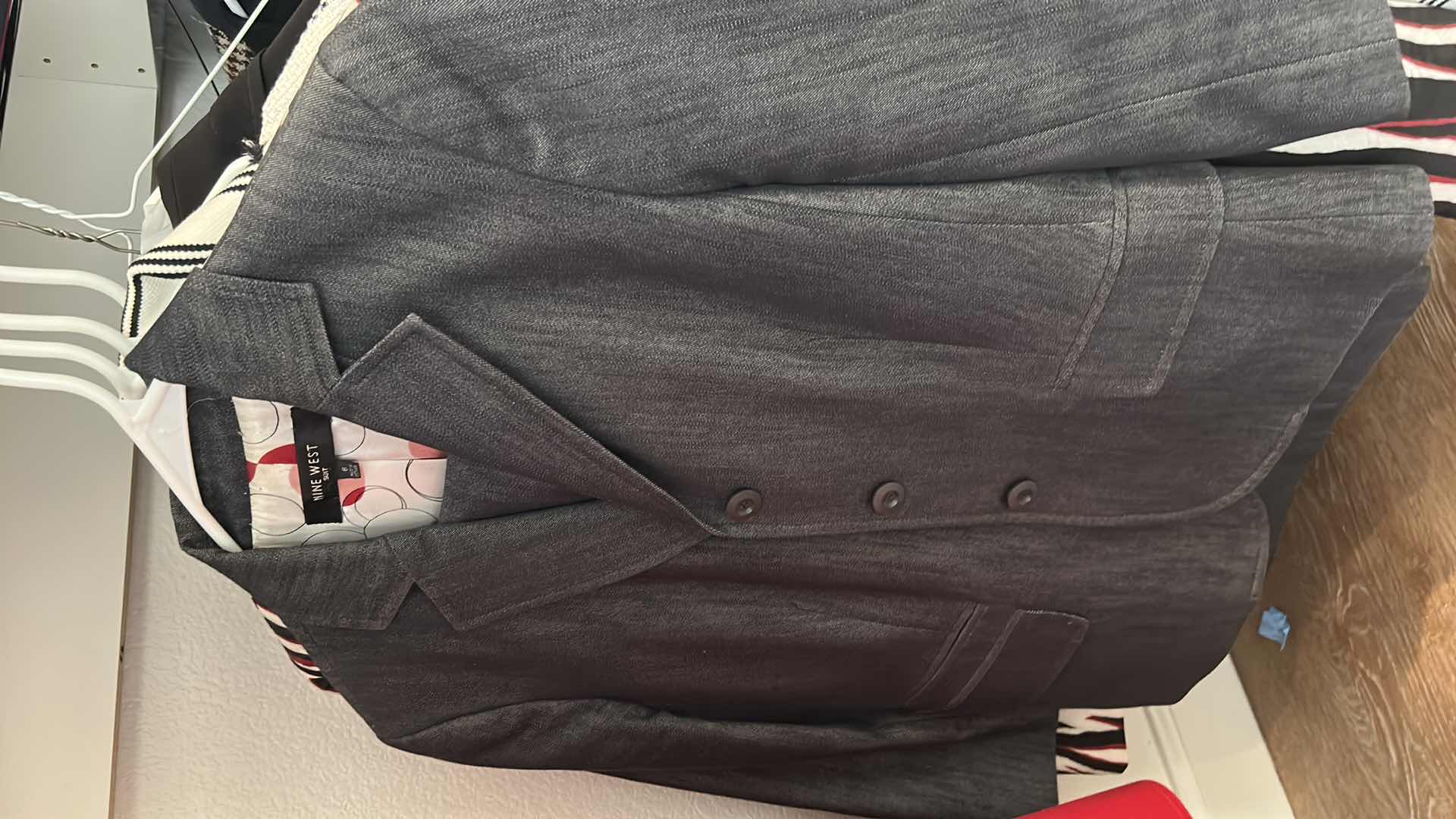 Photo 1 of 7 PIECE WOMENS CLOTHING ASSORTMENT SIZE 6