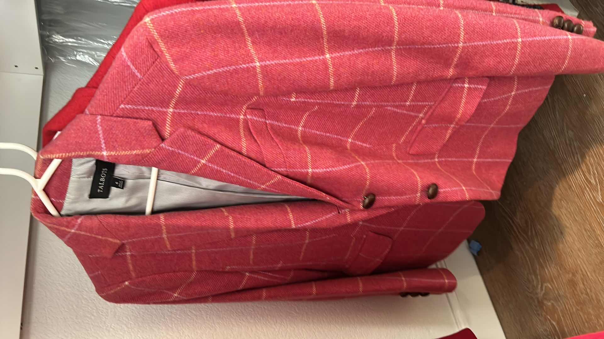 Photo 1 of 6 PIECE WOMENS CLOTHING SIZE 6