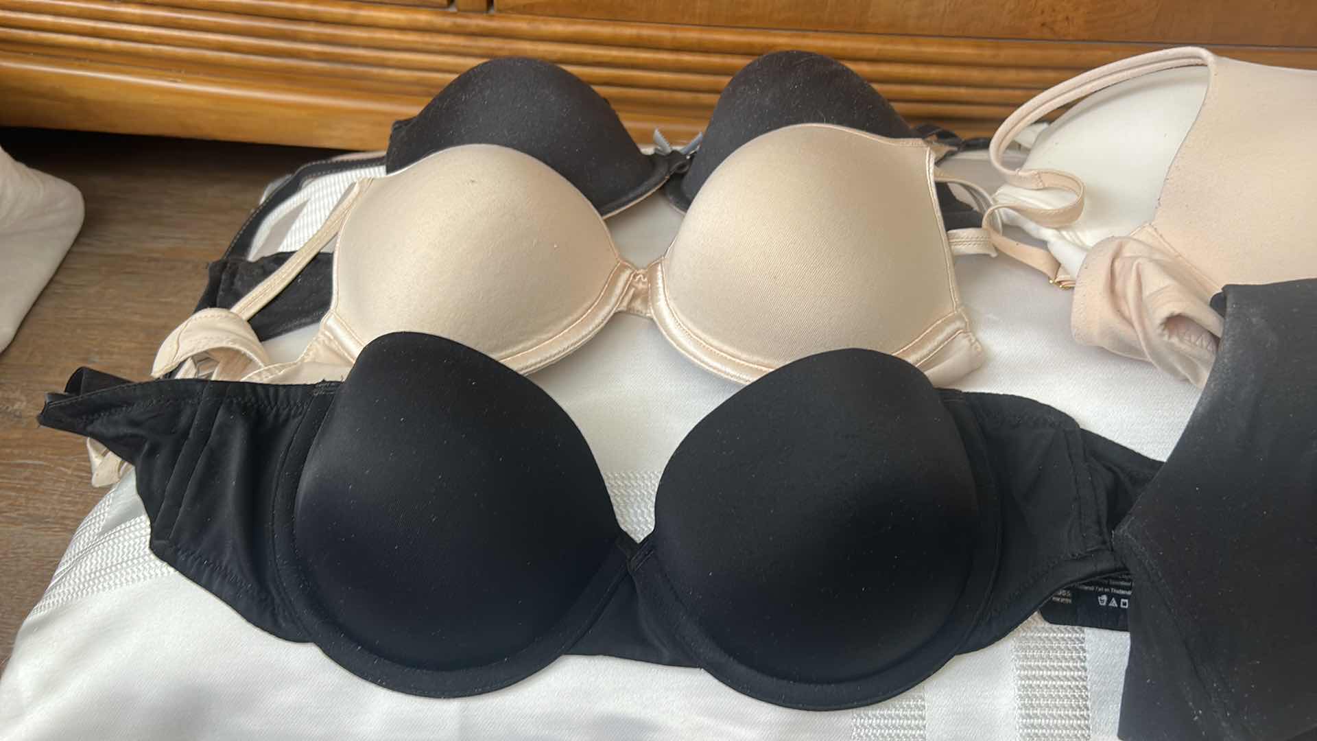 Photo 1 of 6 BRAS 34 and 36 C SOMA, MAIDENFORM AND VICTORIAS SECRET