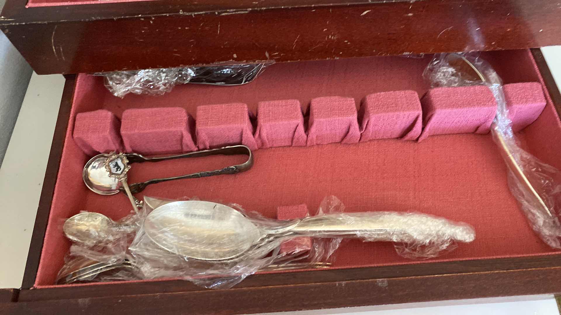 Photo 5 of VINTAGE 1847 ROGERS BROS. SILVERPLATE SILVERWARE SET IN BOX