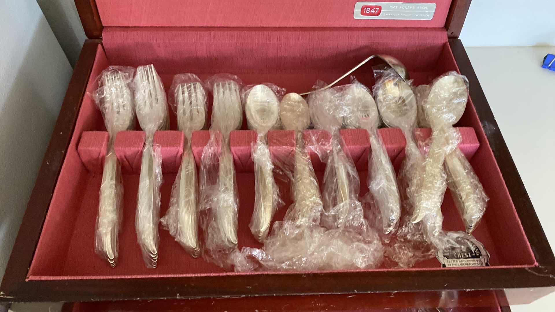 Photo 4 of VINTAGE 1847 ROGERS BROS. SILVERPLATE SILVERWARE SET IN BOX