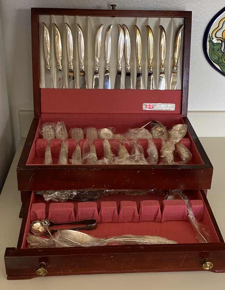 Photo 1 of VINTAGE 1847 ROGERS BROS. SILVERPLATE SILVERWARE SET IN BOX