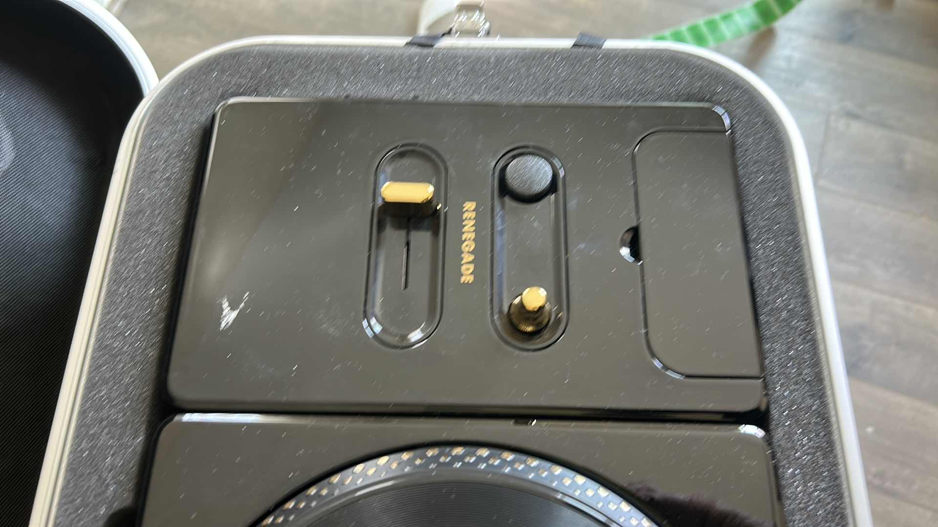 Photo 1 of DJ HERO RENEGADE