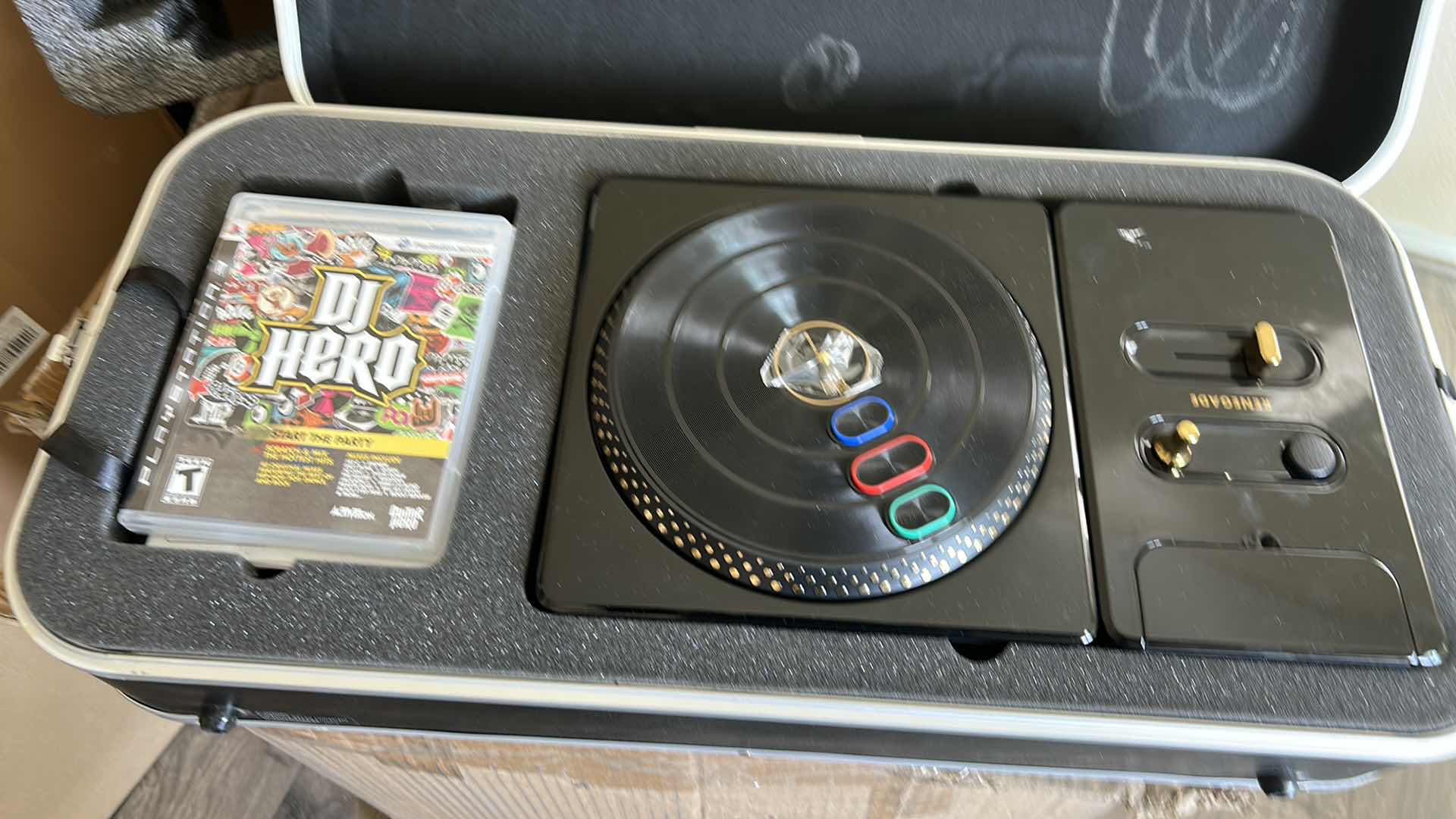 Photo 1 of DJ HERO RENEGADE