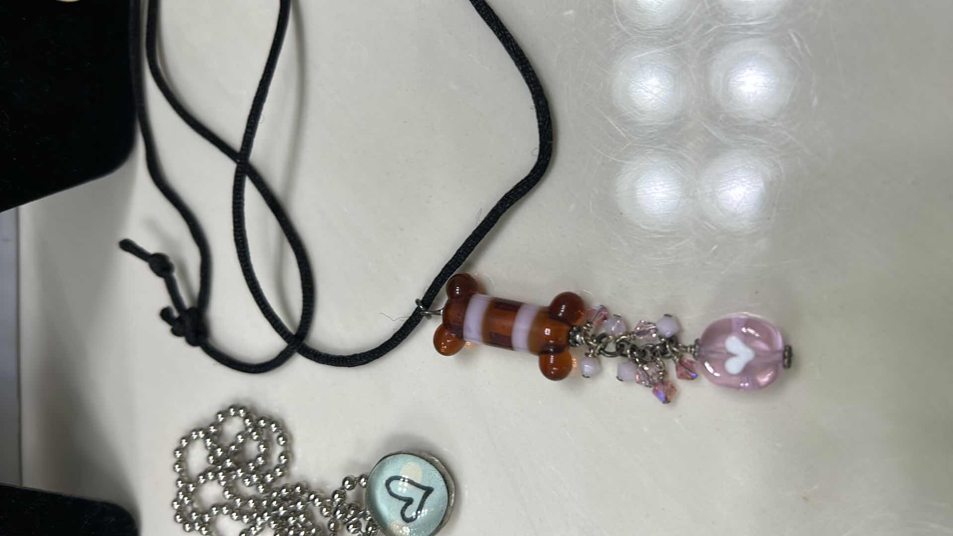 Photo 7 of COSTUME JEWELRY - 5 NECKLACES