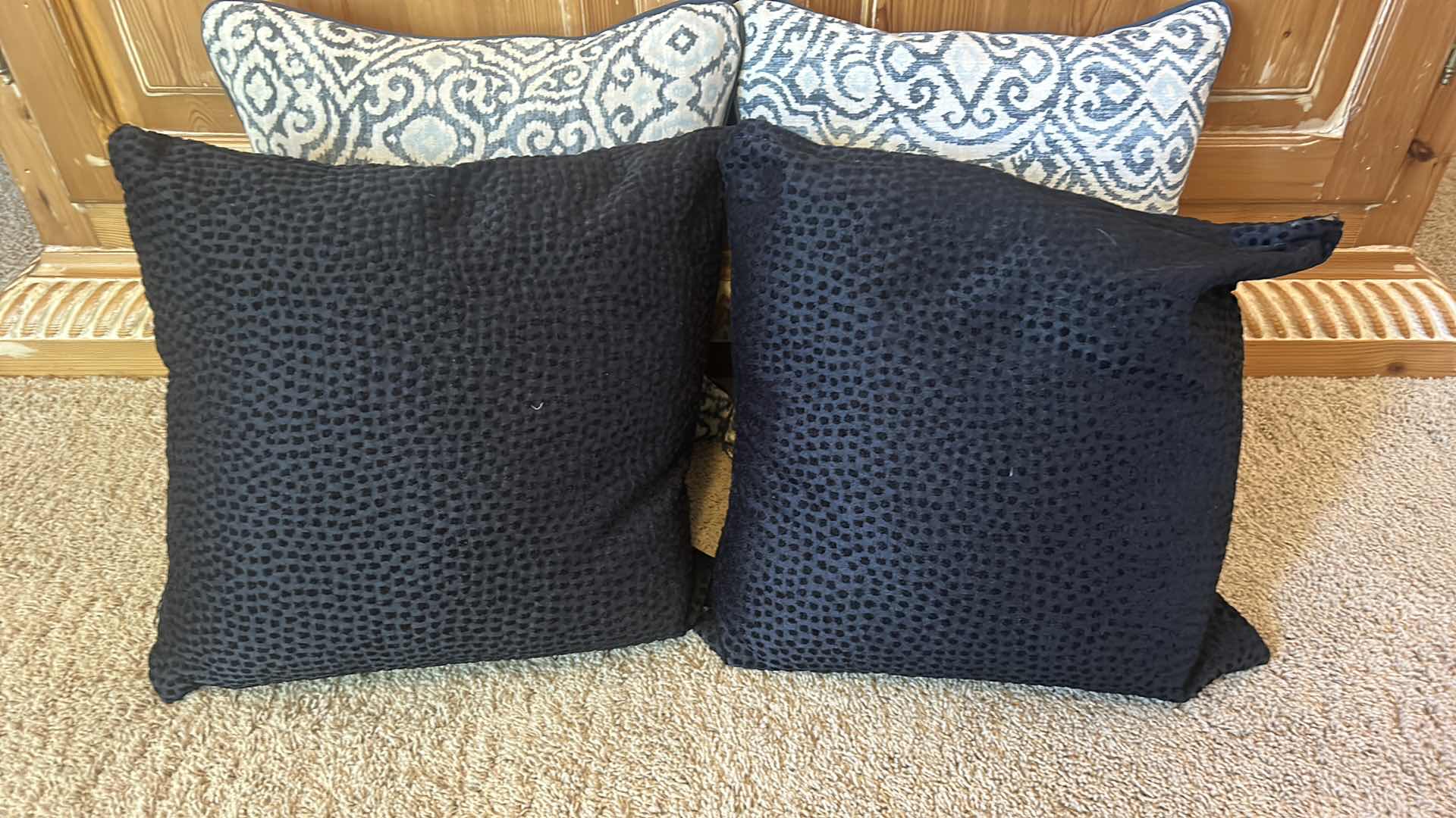 Photo 3 of 4 PILLOWS AND WOOL SCARF