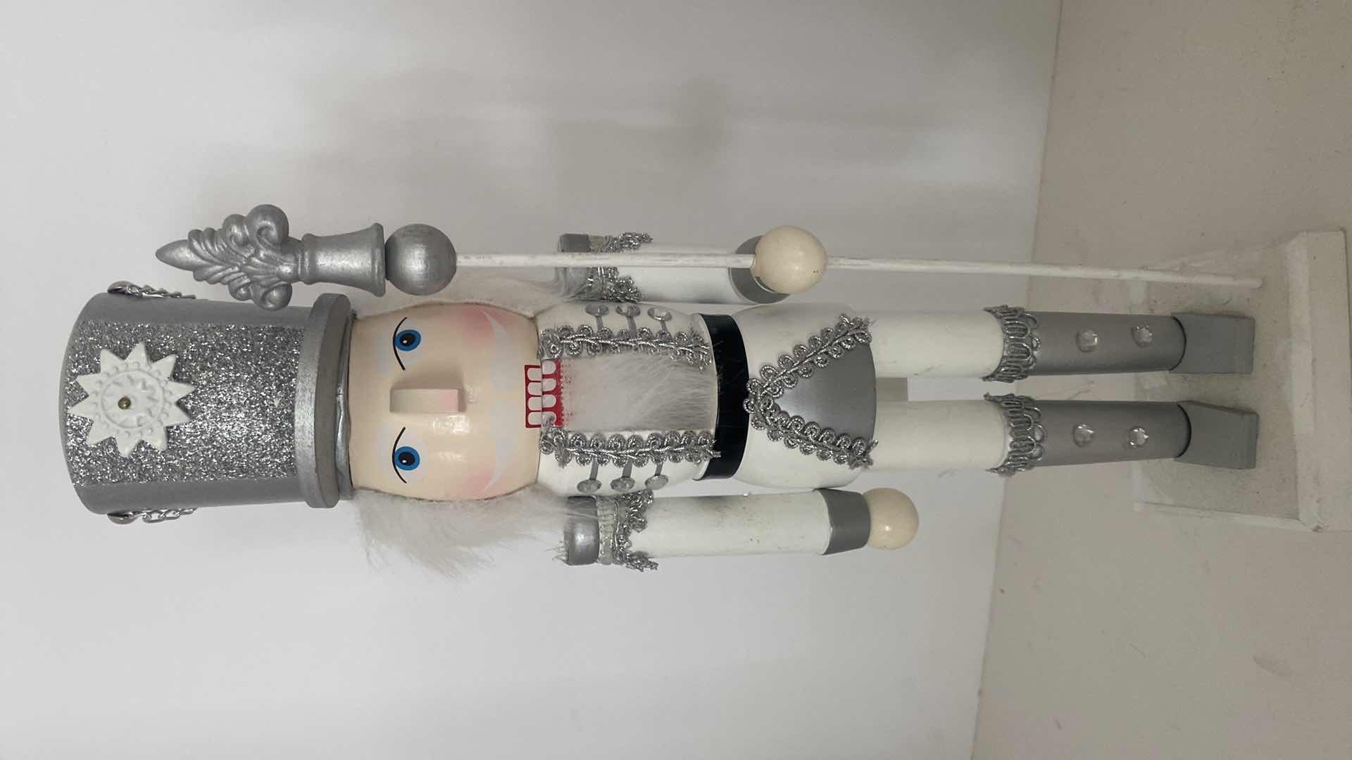 Photo 1 of KUNG & QUEEN NUTCRACKERS H14”