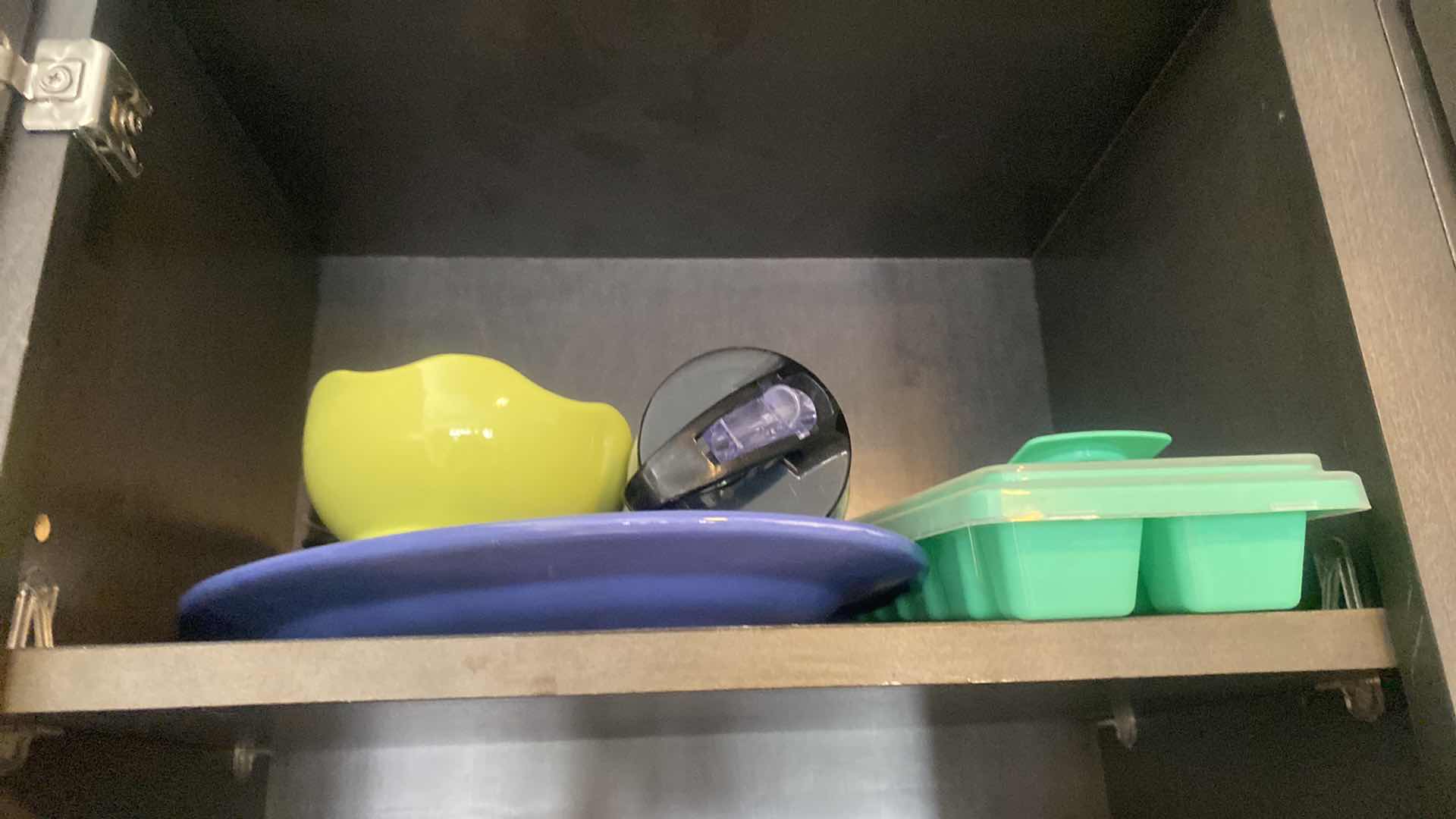 Photo 1 of CONTENTS KITCHEN CABINET-THOMSON POTTERY WHITE BOWLS & BAKEWARE