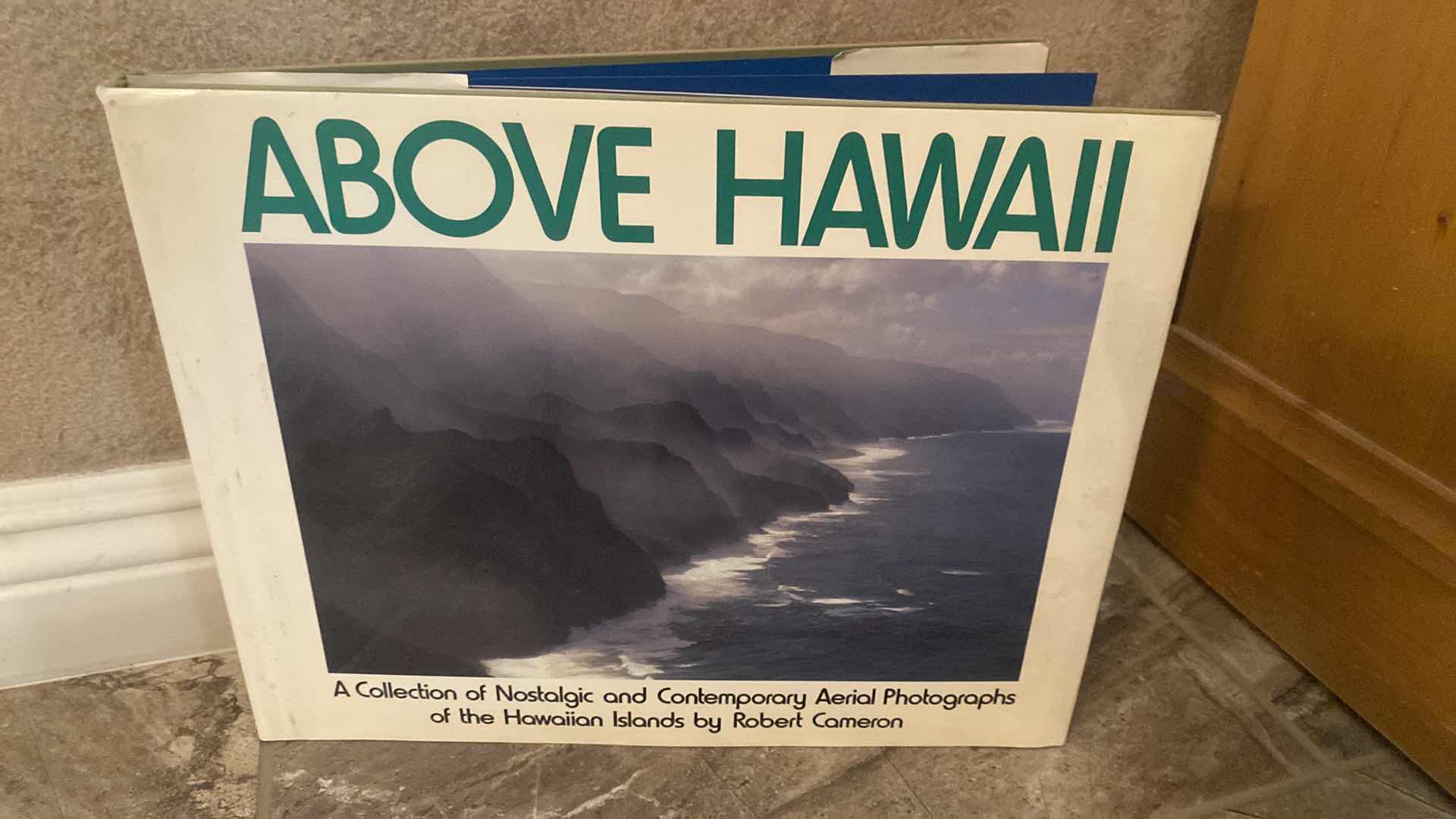 Photo 1 of 2 - COFFEE TABLE BOOKS - HAWAII