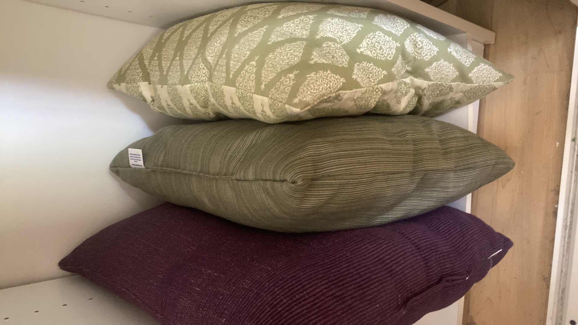 Photo 1 of 5 - SHELFS LINENS - PILLOWS, AIR BED & BLANKETS QUILTS