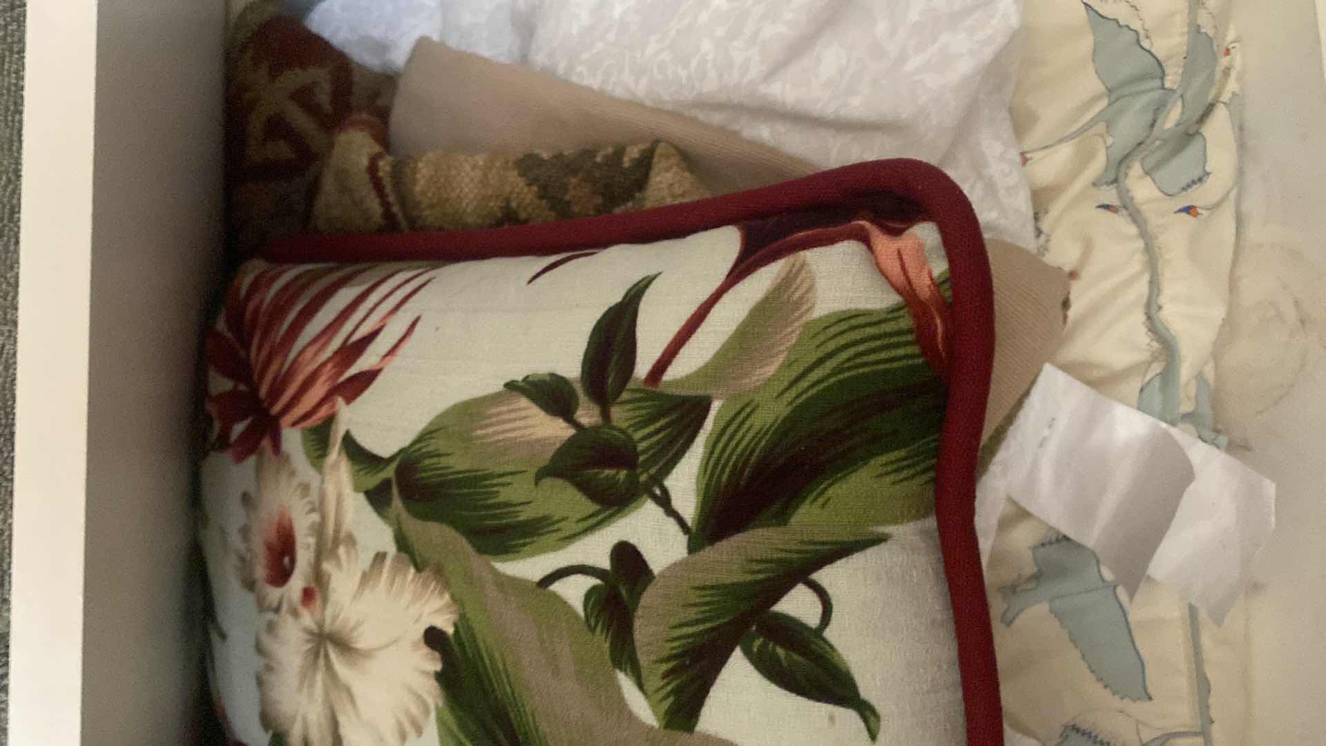 Photo 1 of 5 - SHELFS LINENS - BLANKETS TOWELS & PILLOWS