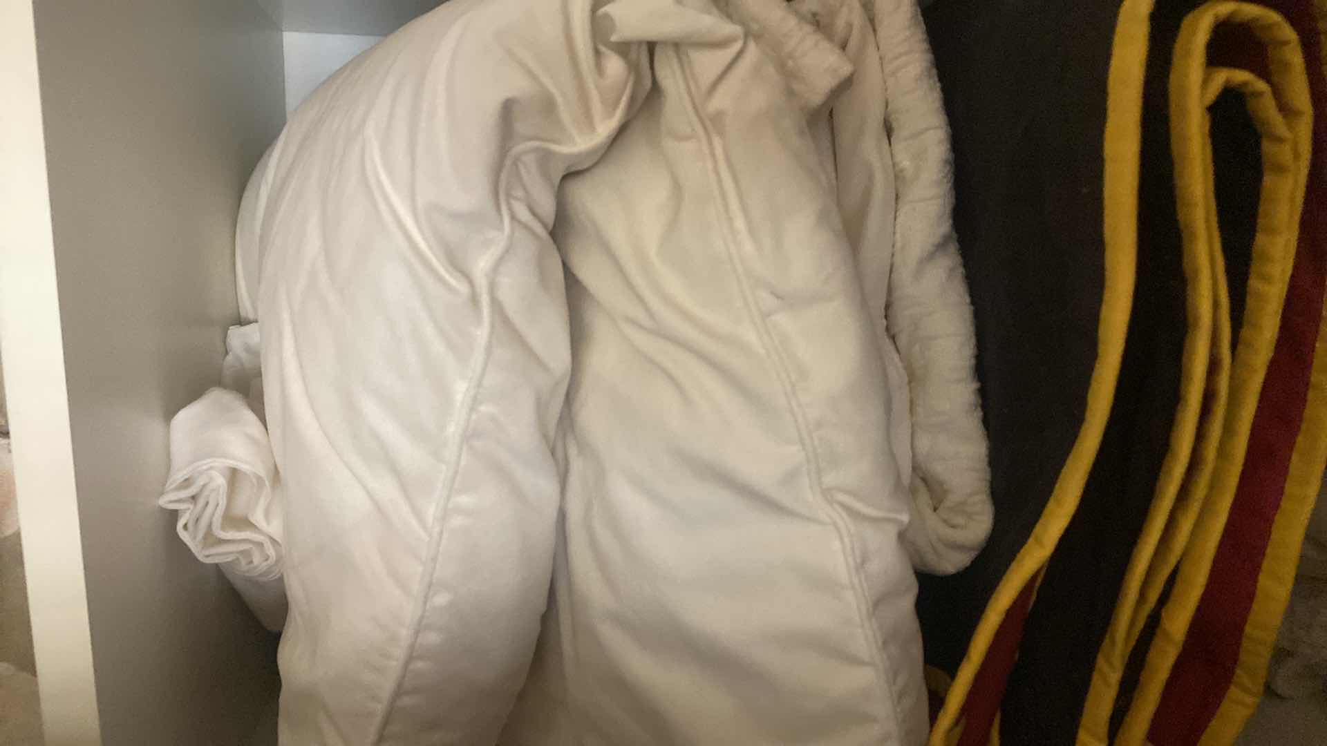 Photo 1 of 5 - SHELFS LINENS - BLANKETS TOWELS & PILLOWS