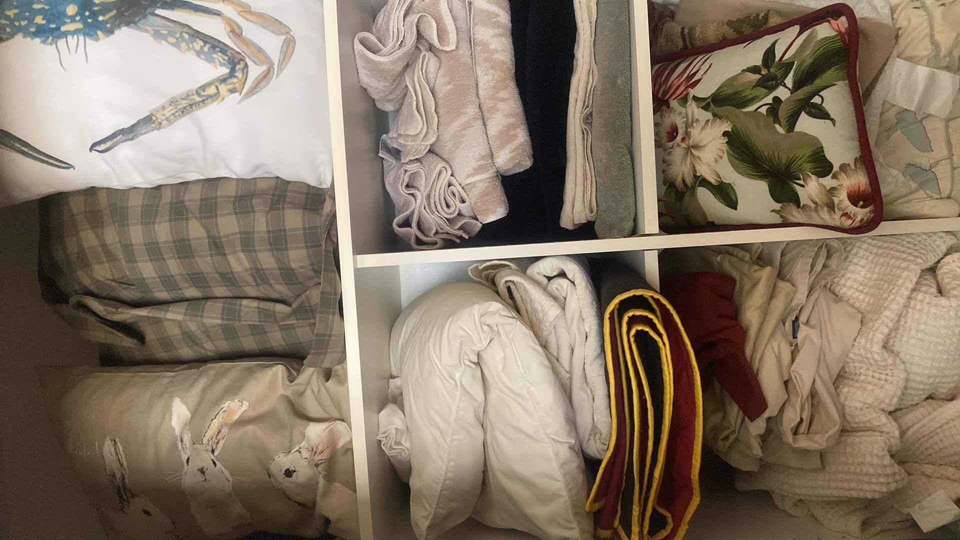 Photo 1 of 5 - SHELFS LINENS - BLANKETS TOWELS & PILLOWS