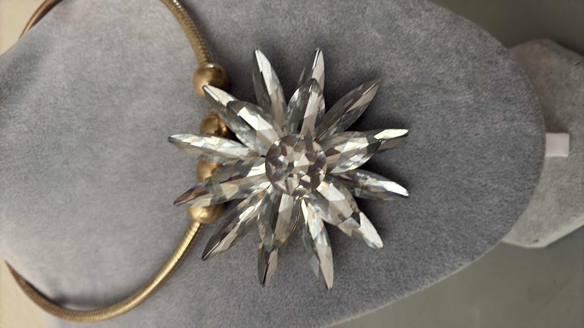 Photo 2 of COSTUME JEWELRY STARBURST NECKLACE