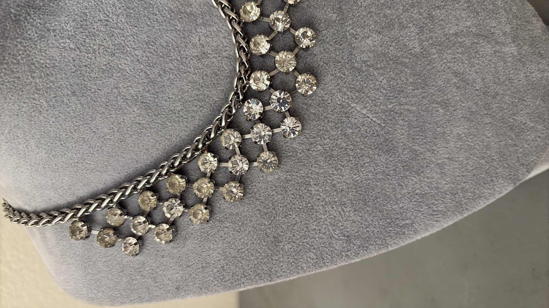 Photo 1 of COSTUME JEWELRY NECKLACE