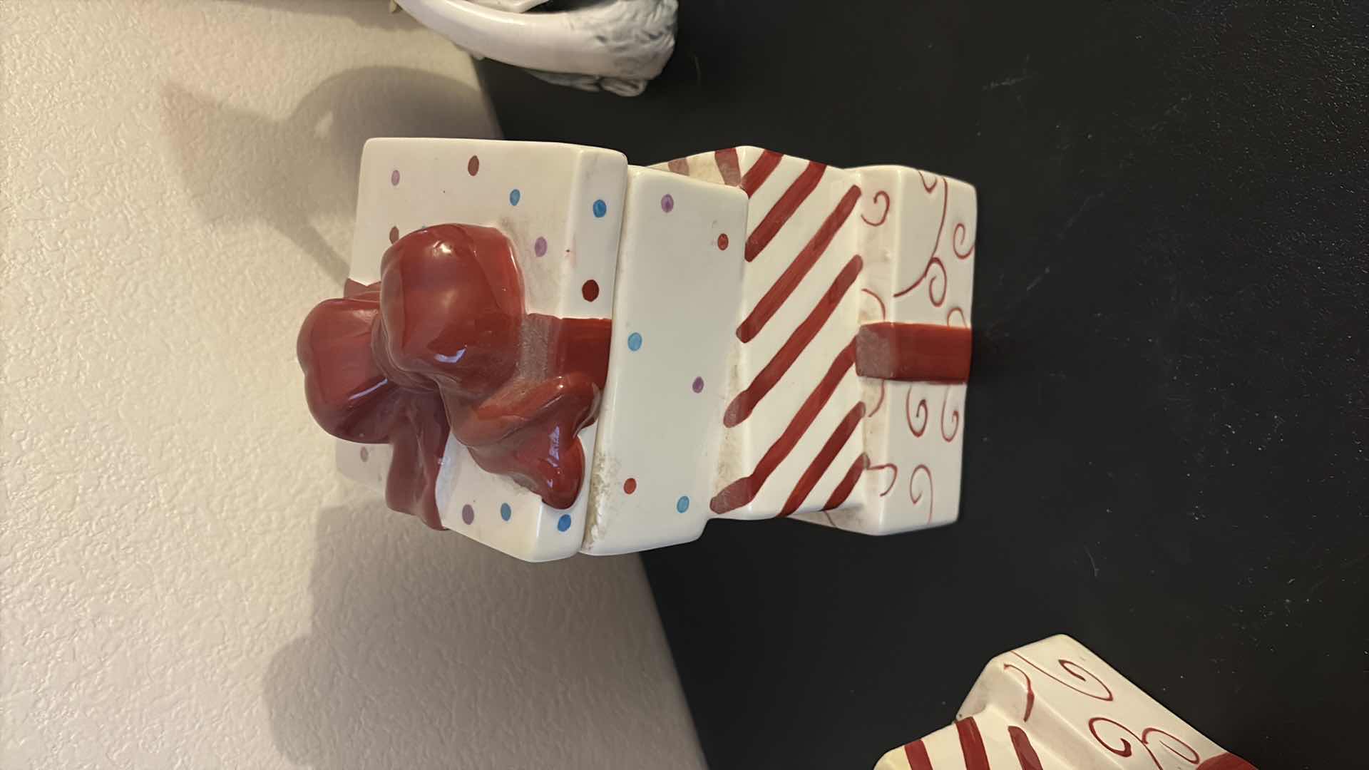 Photo 4 of CERAMIC CHRISTMAS COOKIE JARS SMALL CHIP ON BOW  9”x10”H