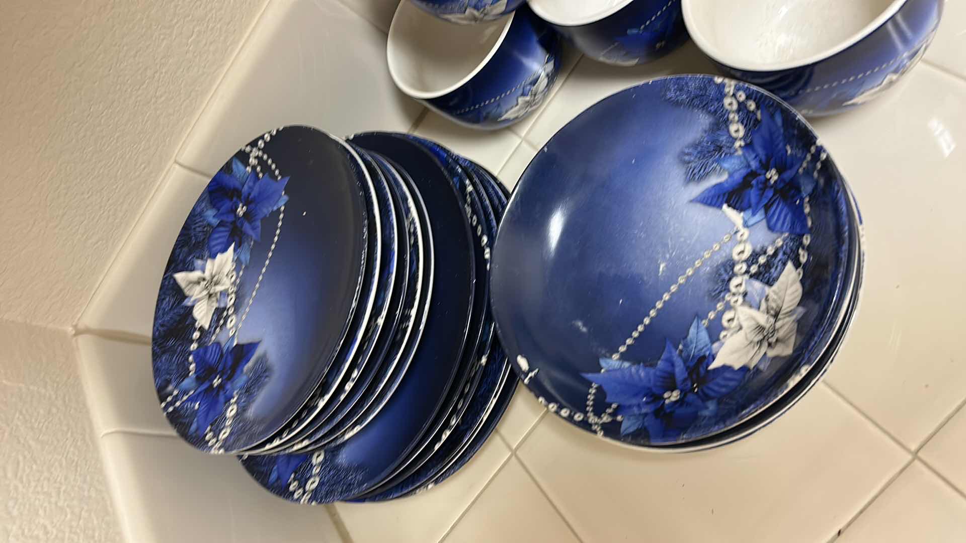 Photo 1 of 23 PC -CHRISTMAS PLATES, BOWLS AND MUGS