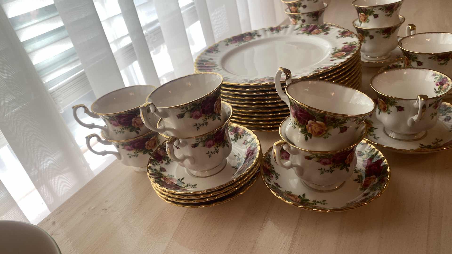 Photo 1 of 36 PIECE SET ROYAL ALBERT “OLD COUNTRY ROSES” 12 EACH DINNER PLATES 10”, CIPS & SAUCERS