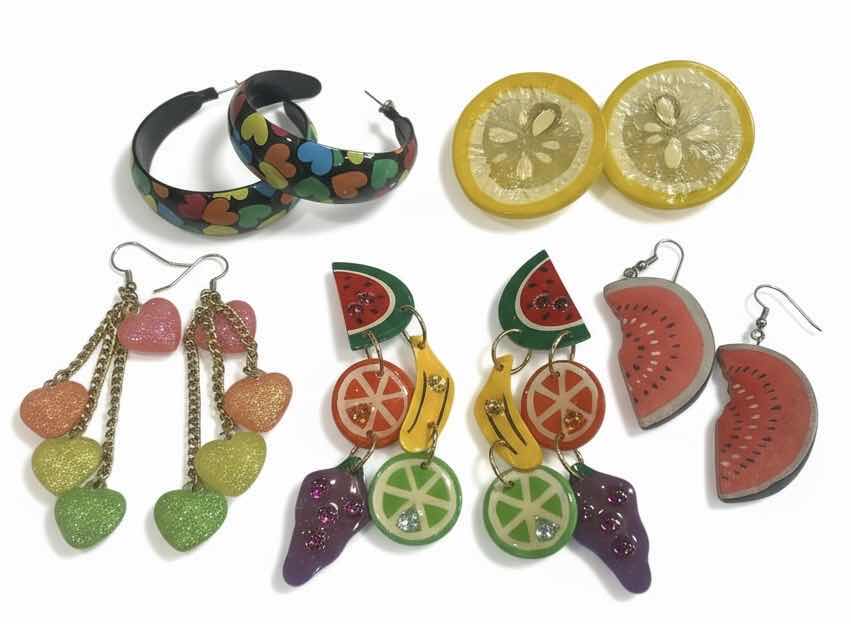 Photo 1 of 5 PIECES OF WOMENS JEWELRY- 1 CLIP ON EARRINGS & 4 PIERCED